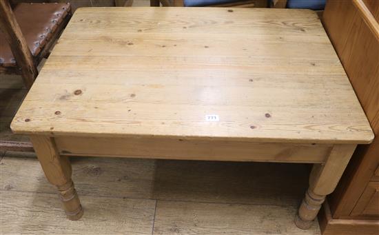 A pine coffee table, W.89cm